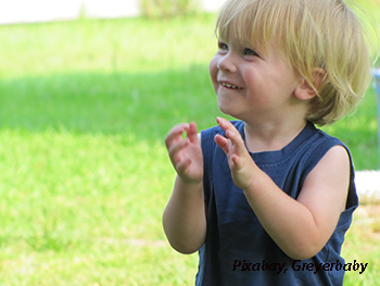 toddler clapping